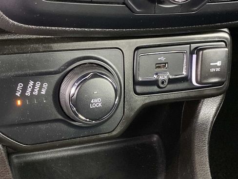 Used 2023 Jeep Renegade Latitude AWD/4WD image 22