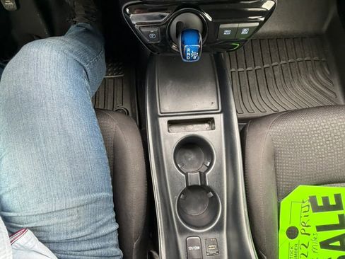 Used 2022 Toyota Prius LE image 25