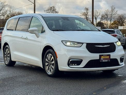 Used 2022 Chrysler Pacifica Touring-L image 1