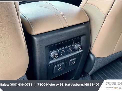 Used 2022 Chevrolet Traverse Premier FWD image 25