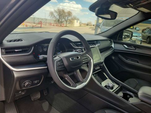 Used 2023 Jeep Grand Cherokee Altitude image 2