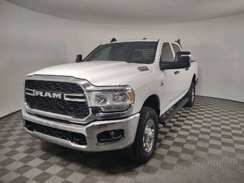 Used 2024 RAM 2500 Tradesman w/ Chrome Appearance Group AWD/4WD image 5