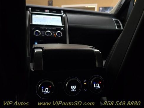 Used 2017 Land Rover Discovery First Edition image 28