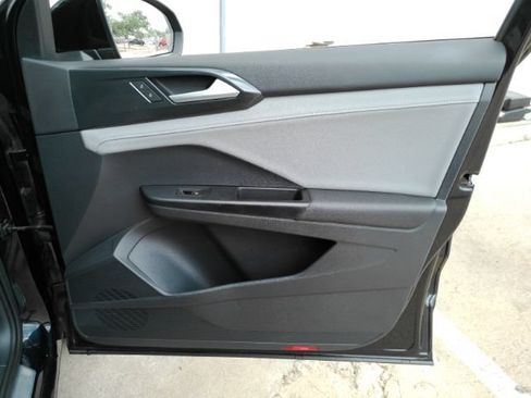 Used 2022 Volkswagen Taos SEL w/ Panoramic Sunroof Package FWD image 17