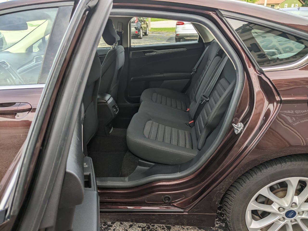Used 2019 Ford Fusion SE FWD image 12