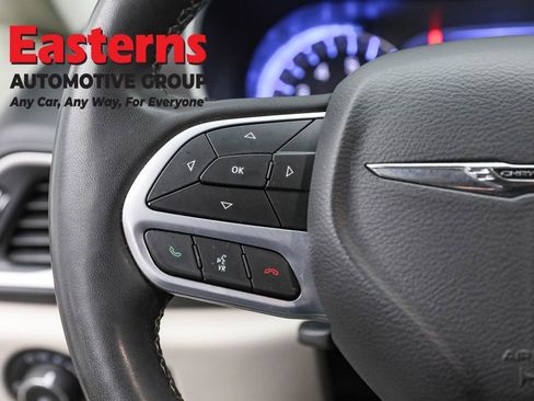 Used 2023 Chrysler Pacifica Touring-L image 15