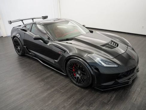 Used 2015 Chevrolet Corvette Z06 w/ 3LZ Preferred Equipment Group RWD image 2