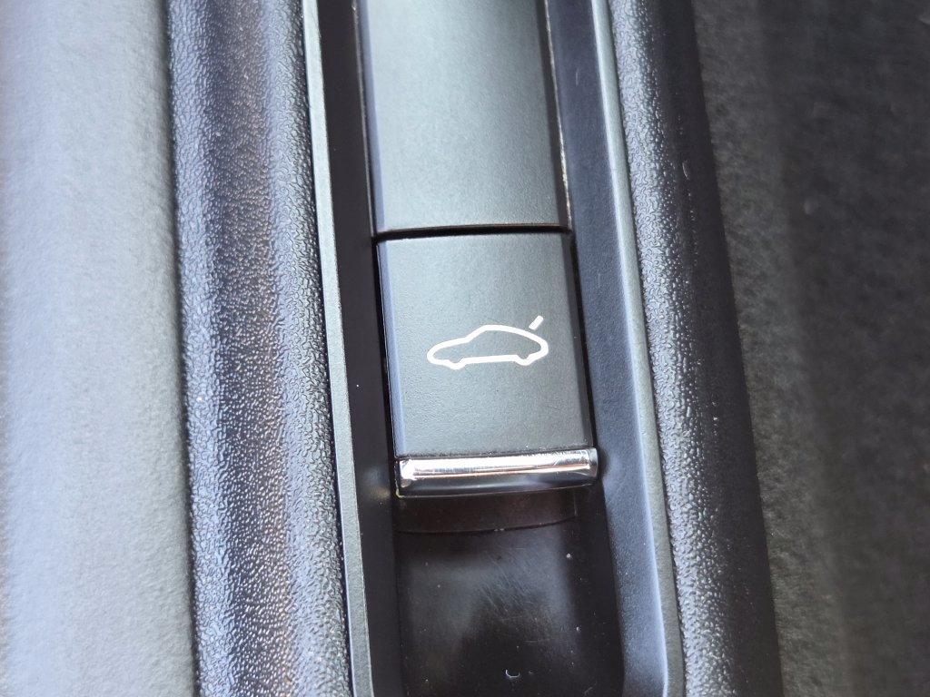 Used 2019 Porsche 718 Boxster RWD image 9