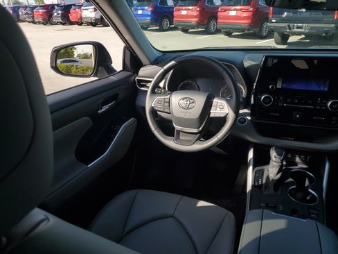 Used 2024 Toyota Highlander XLE FWD image 17
