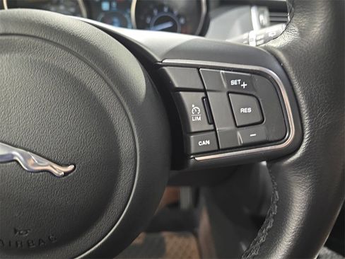 Used 2020 Jaguar E-PACE SE image 18