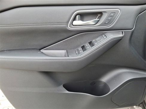 New 2025 Nissan Rogue Platinum w/ Tech Package image 11