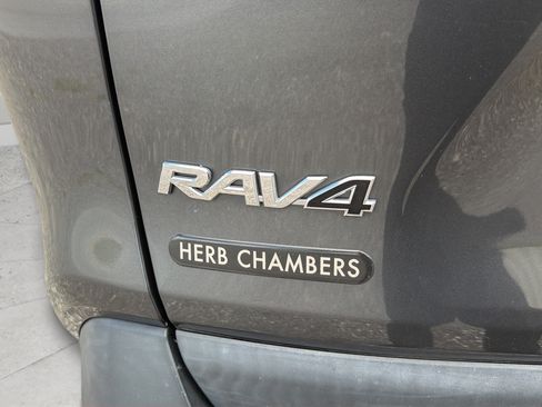 Used 2021 Toyota RAV4 LE AWD/4WD image 18