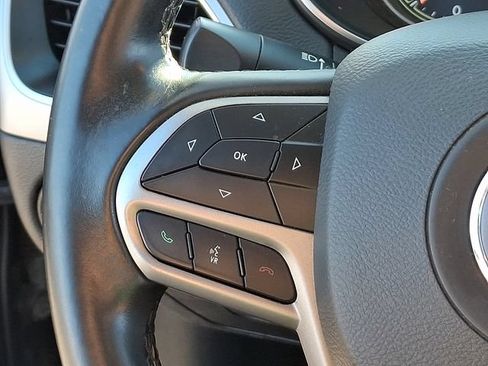 Used 2019 Jeep Cherokee Latitude Plus AWD/4WD image 7