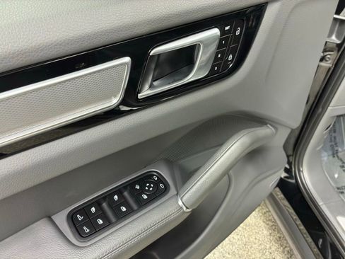 Used 2022 Porsche Cayenne Platinum Edition AWD/4WD image 18