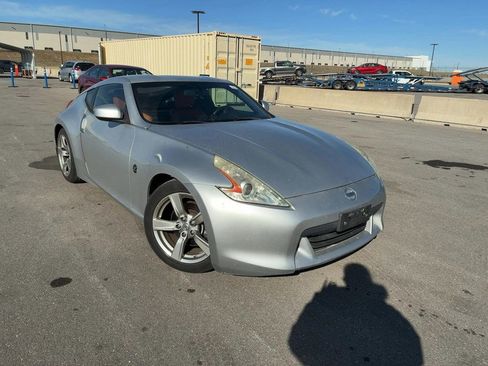 Used 2009 Nissan 370Z Touring image 3