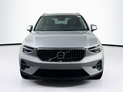 Used 2023 Volvo XC40 B5 Plus image 2