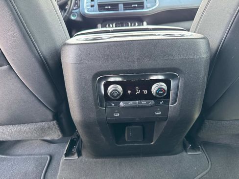 Used 2022 GMC Yukon SLT w/ SLT Premium Package image 17