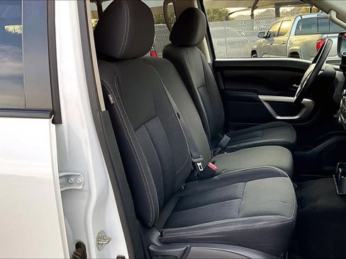 Used 2018 Nissan Titan SV image 8
