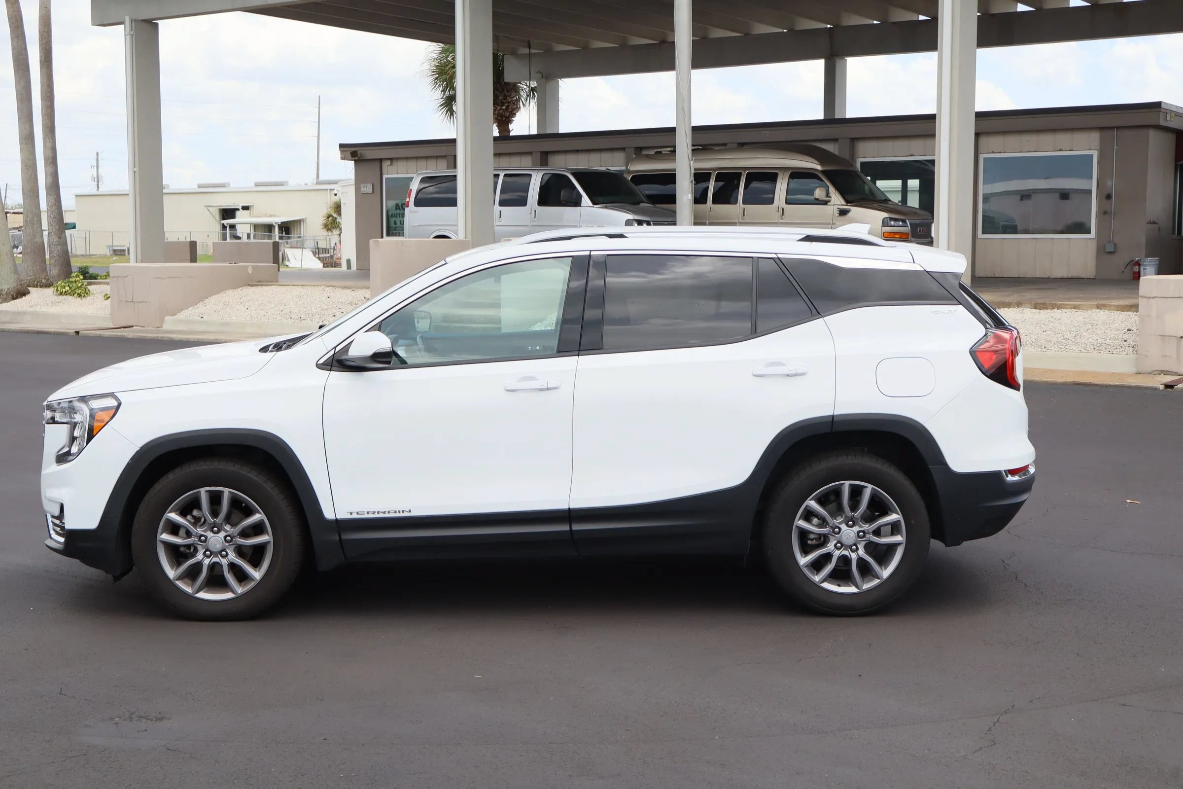 Used 2024 GMC Terrain SLT FWD image 4