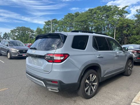 Used 2025 Honda Pilot Touring image 6