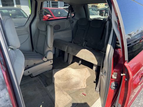 Used 2006 Chrysler Town & Country Touring image 11