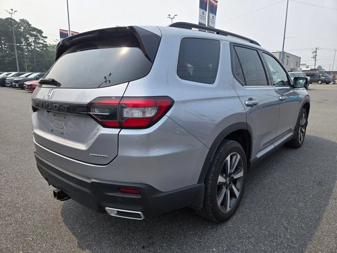 Used 2024 Honda Pilot Touring image 5