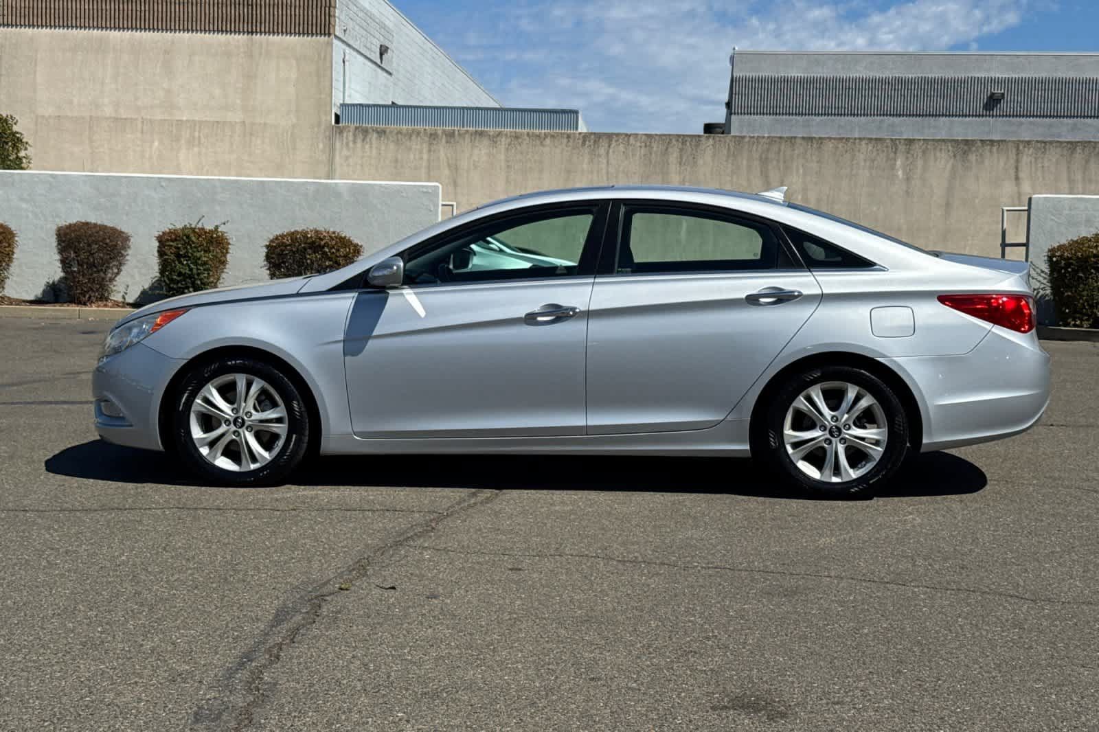 Used 2011 Hyundai Sonata Limited w/ Navigation Pkg 5 FWD image 9