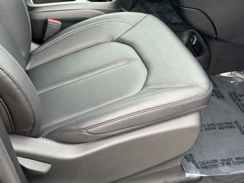 Used 2026 Chrysler Pacifica Select image 10