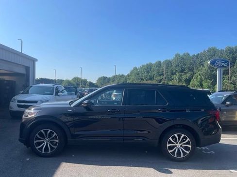 Used 2025 Ford Explorer ST-Line AWD/4WD image 9