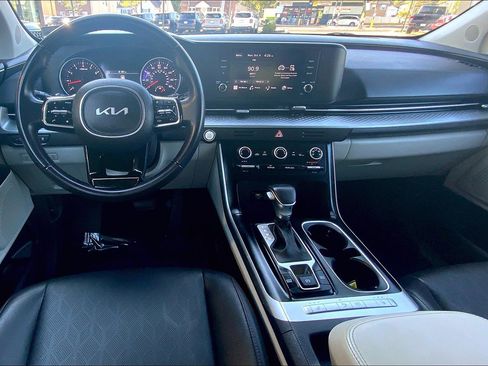 Used 2024 Kia Carnival LX image 17