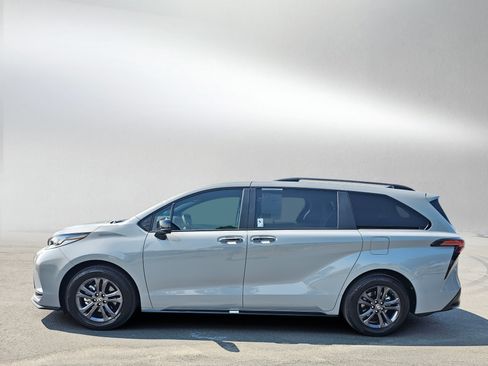 Used 2026 Toyota Sienna XSE AWD/4WD image 2