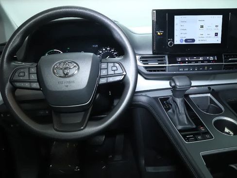 Used 2026 Toyota Sienna LE AWD/4WD image 26