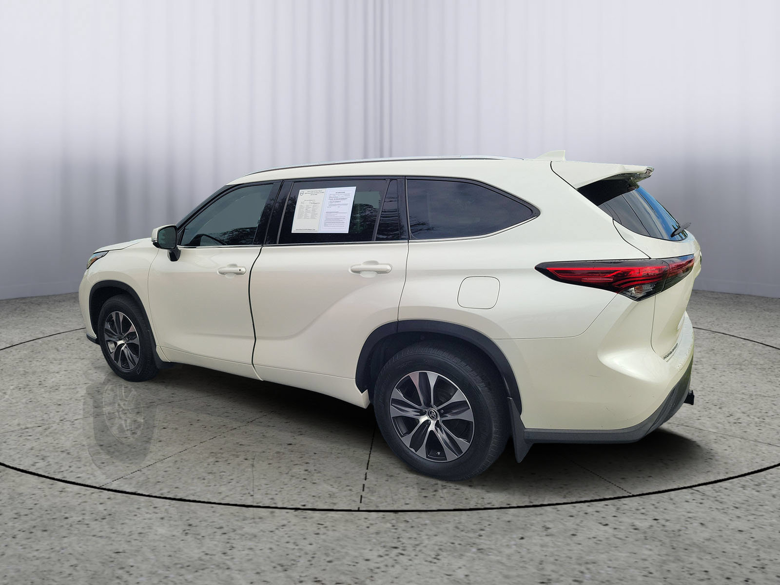 Used 2020 Toyota Highlander XLE AWD/4WD image 4