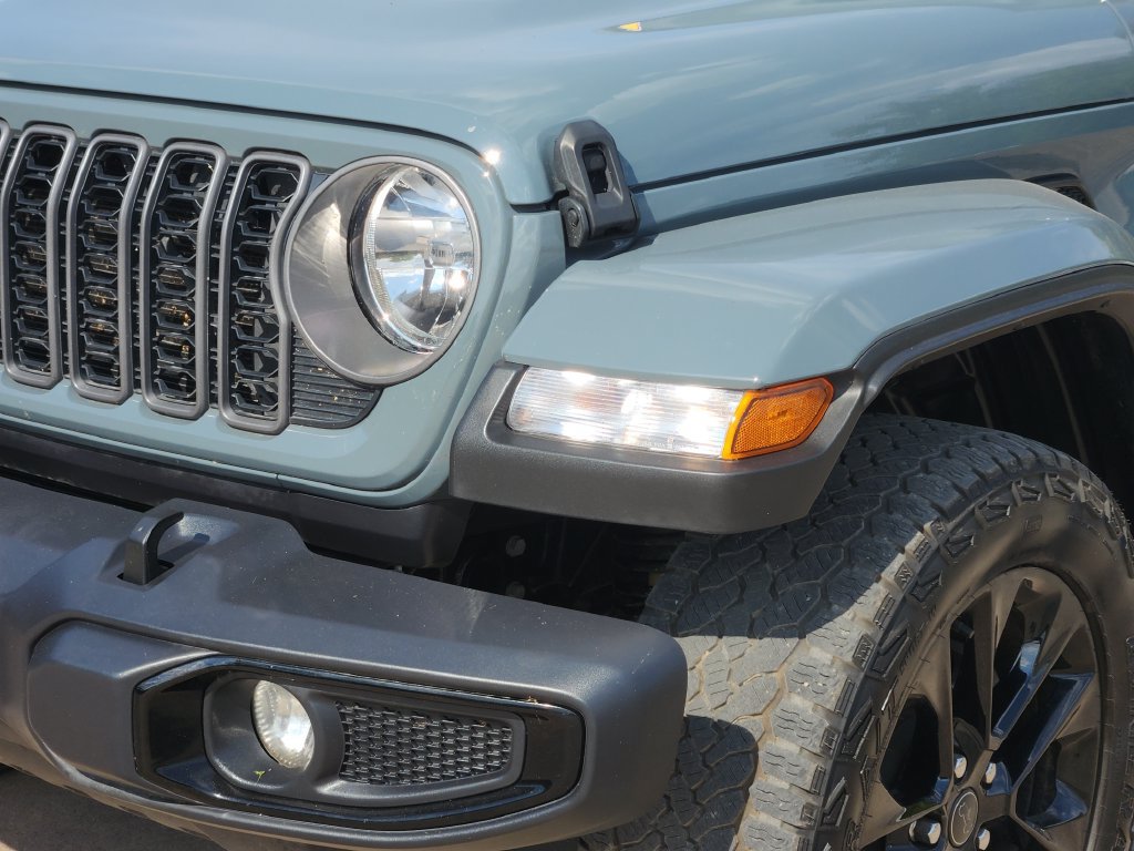 Used 2025 Jeep Gladiator Sport AWD/4WD image 6