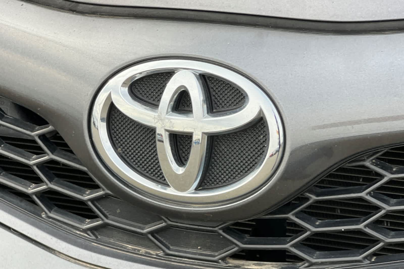 Used 2014 Toyota Camry SE FWD image 16