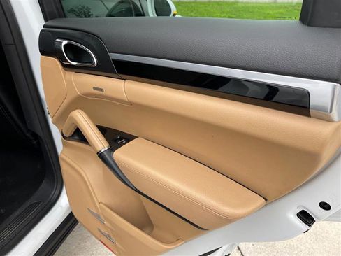 Used 2015 Porsche Cayenne S image 31