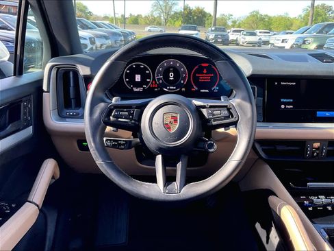 Used 2024 Porsche Cayenne AWD/4WD image 8