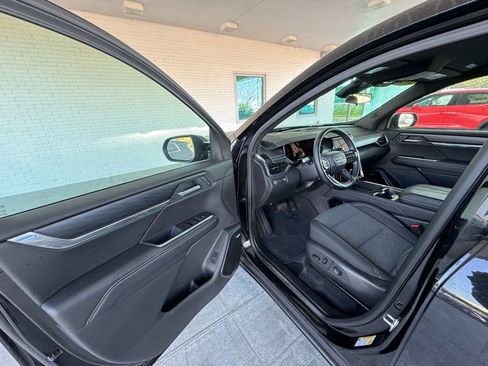 Used 2025 GMC Acadia Elevation image 9