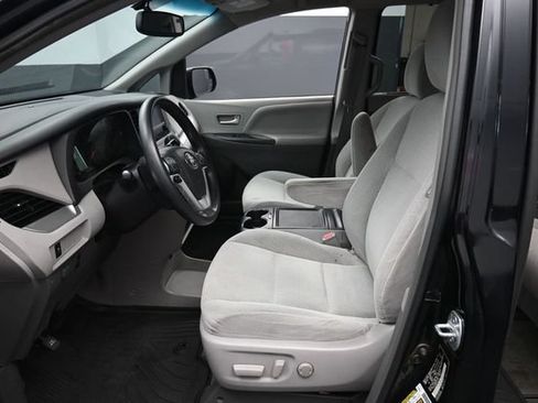 Used 2017 Toyota Sienna LE AWD/4WD image 17