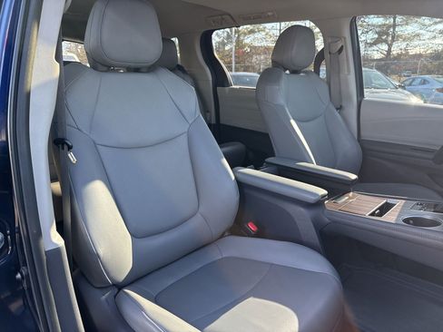 Used 2021 Toyota Sienna XLE image 16