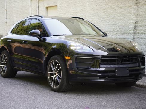 Used 2024 Porsche Macan AWD/4WD image 9