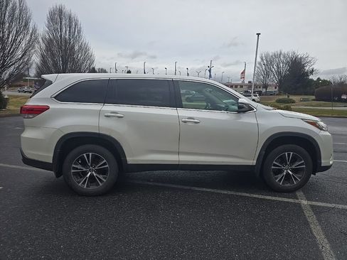 Used 2019 Toyota Highlander LE image 9