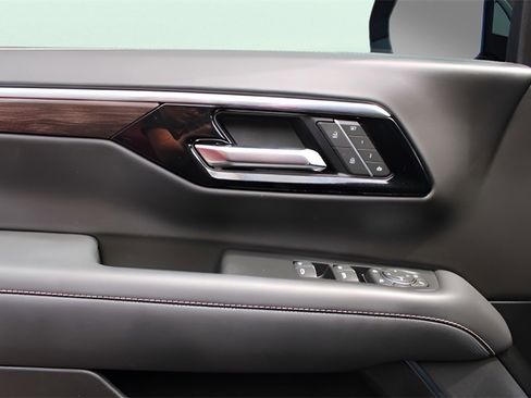 Used 2025 Chevrolet Suburban Premier image 19