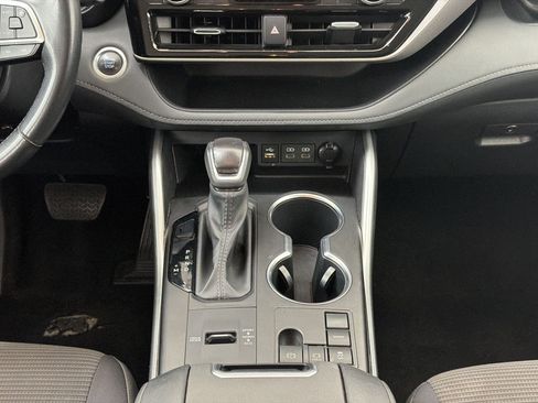Used 2025 Toyota Highlander LE FWD image 17