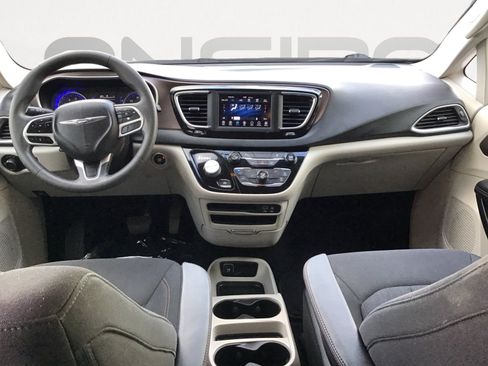 Used 2018 Chrysler Pacifica L FWD image 5