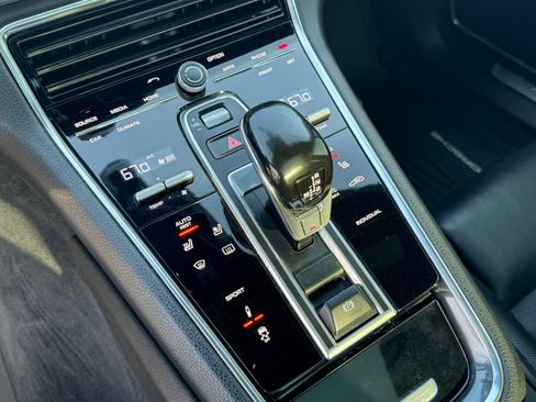 Used 2018 Porsche Panamera 4 image 25