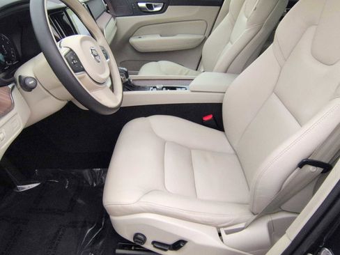 Used 2021 Volvo XC60 T5 Momentum w/ Advanced Package image 17