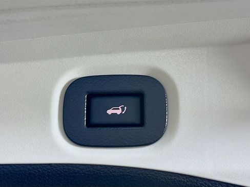 Used 2018 Nissan Rogue SV image 27