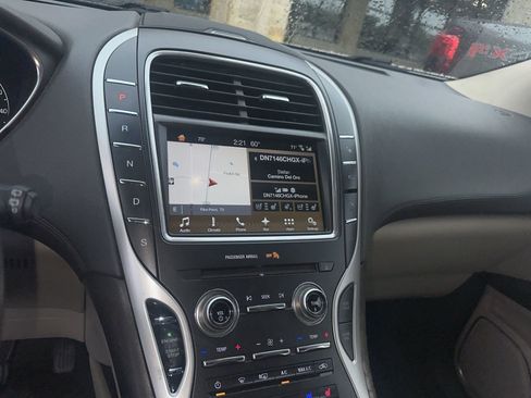 Used 2017 Lincoln MKX Reserve w/ Driver Assistance Package AWD/4WD image 7