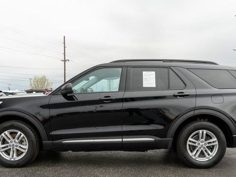 Used 2023 Ford Explorer XLT AWD/4WD image 9